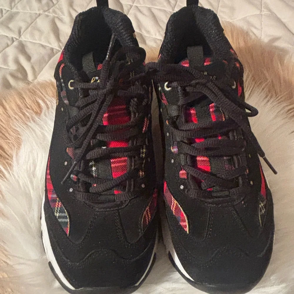 Skechers Black and Red Woman Sneakers.
